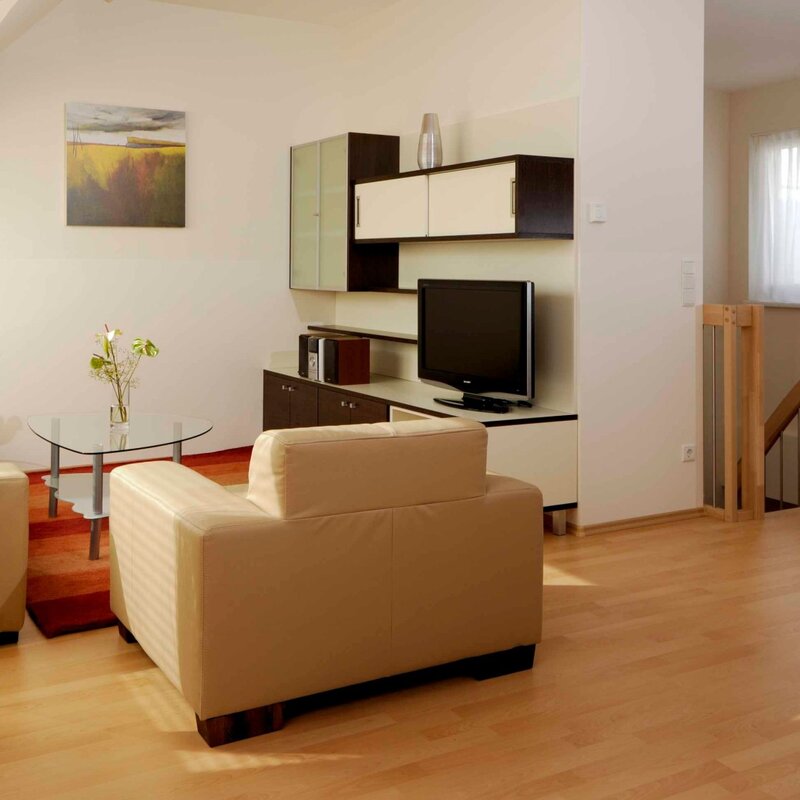 Wohnzimmer mit Schlafsofa, komplett ausgestattete K?che mit Esstisch, ger?umiges Schlafzimmer mit Doppelbett, extra Zimmer (Arbeits-, G?ste- oder Kinderzimmer) mit Doppelbettsofa,
extra Zimmer (Arbeits-, G?ste- oder Kinderzimmer) mit Einzelbett, Badezimmer mit Doppelwaschbecken, Dusche und Waschmaschine, private Terrasse, Klimaanlage - Dachgescho? Apartment