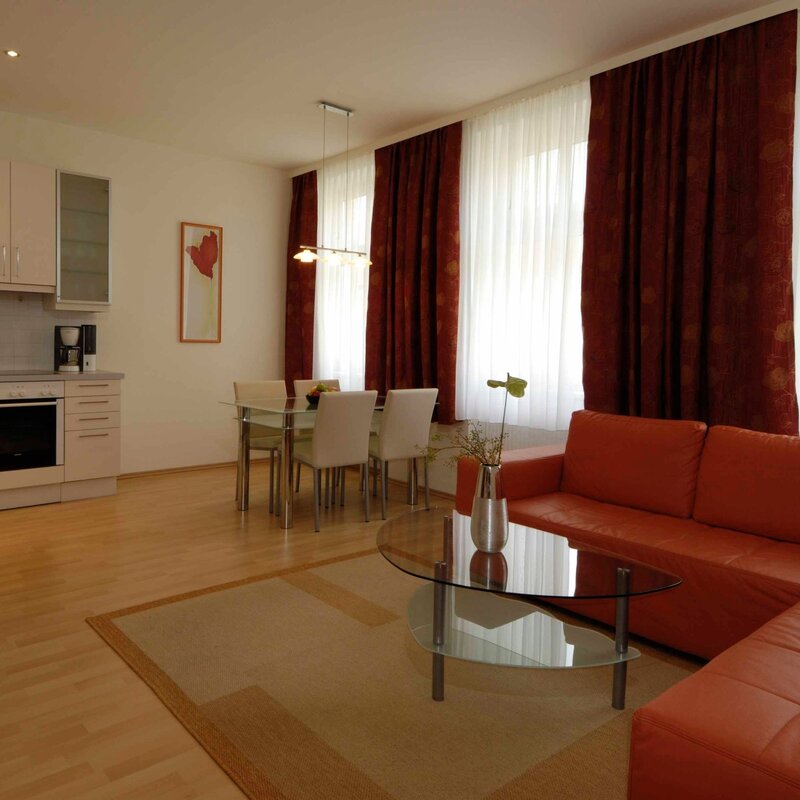 Wohnzimmer mit komplett ausgestatteter K?che, Esstisch und Schlafsofa, ger?umiges Schlafzimmer mit Doppelbett, Badezimmer mit Doppelwaschbecken, Dusche und Waschmaschine - Komfort Apartment