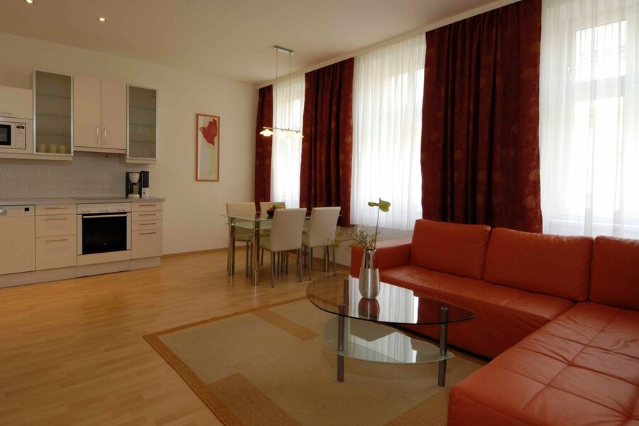 Wohnzimmer mit komplett ausgestatteter K?che, Esstisch und Schlafsofa, ger?umiges Schlafzimmer mit Doppelbett, Badezimmer mit Doppelwaschbecken, Dusche und Waschmaschine - Komfort Apartment