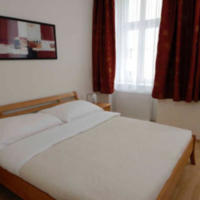 living room with bedsofa, dining table and fully equipped kitchen, spacious bedroom with double bed, bathroom with shower, double basin vanity unit and washing machine - Comfort Apartment