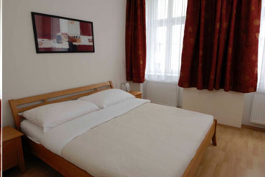 Wohnzimmer mit komplett ausgestatteter K?che, Esstisch und Schlafsofa, ger?umiges Schlafzimmer mit Doppelbett, Badezimmer mit Doppelwaschbecken, Dusche und Waschmaschine - Komfort Apartment