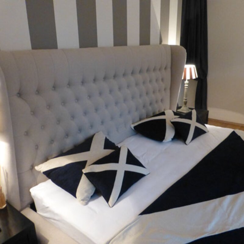 Bedroom with double bed and wall closet - Luxury Apartment Vienna - Bedroom