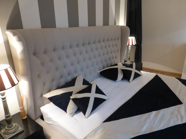 Bedroom with double bed and wall closet - Luxury Apartment Vienna - Bedroom