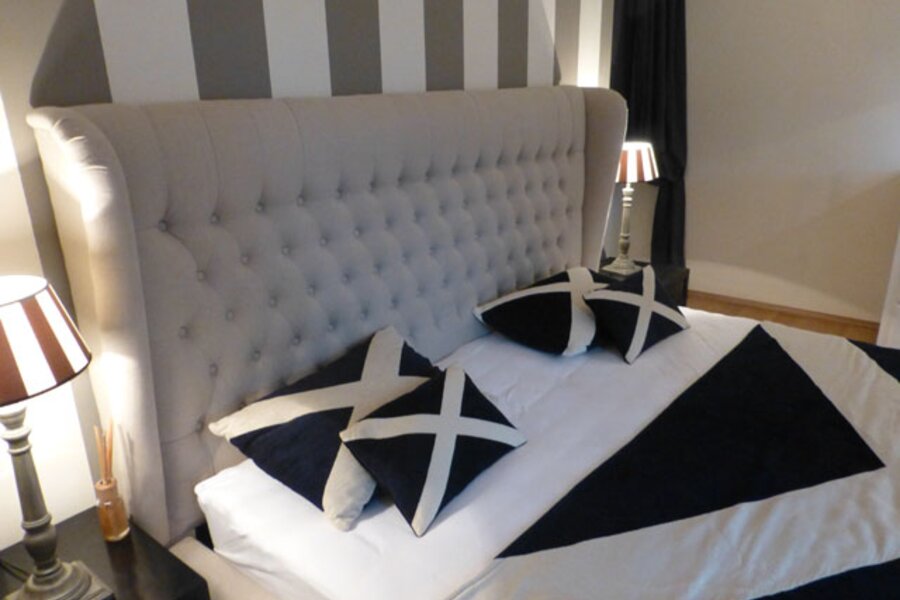 Bedroom with double bed and wall closet - Luxury Apartment Vienna - Bedroom
