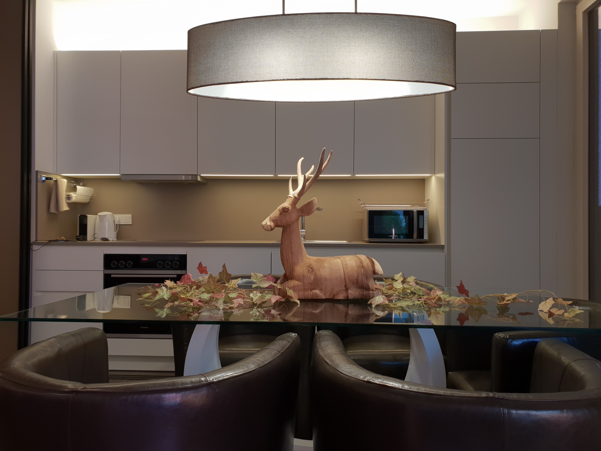 Küchenzeile hinter Schiebetüren | © Eva von Schilgen