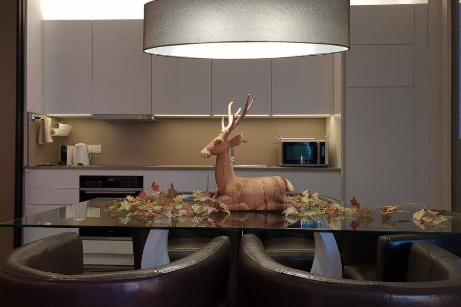 Küchenzeile hinter Schiebetüren | © Eva von Schilgen