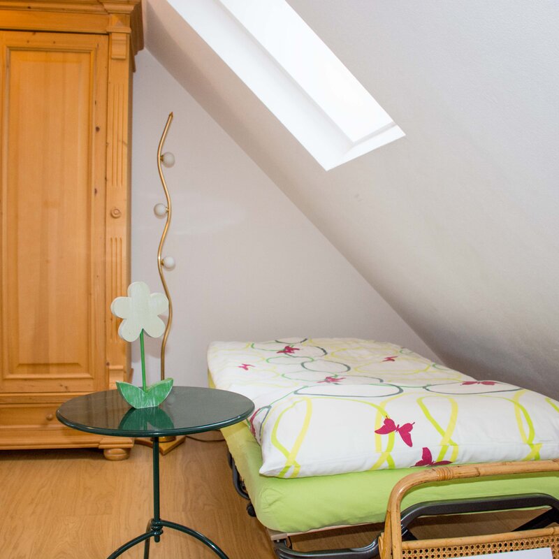 Einzelbett,TV–Schrank