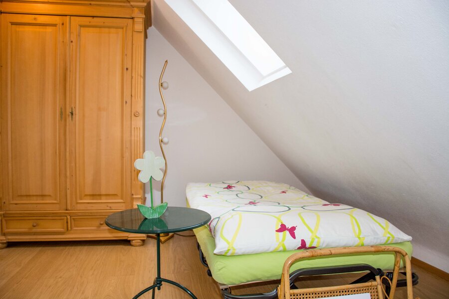 Einzelbett,TV–Schrank