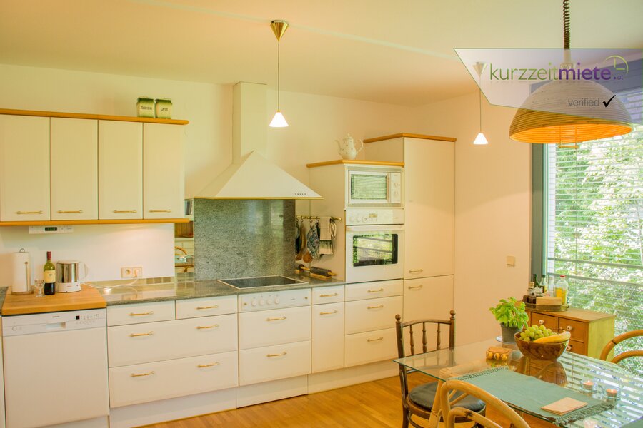 Kitchen cabine with Cookinseln plate,oben, microwave,fridge–freezer