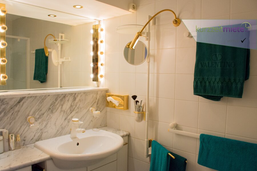 Carrara marble,high–quality armatures,large lightened mirror