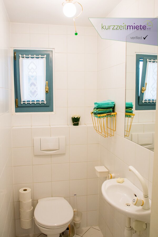 WC mit Fenster,kleinem Was hbecken