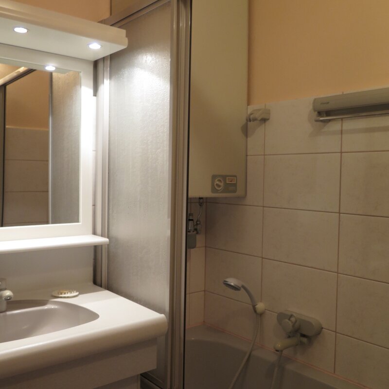 Tube/shower with hot water boiler