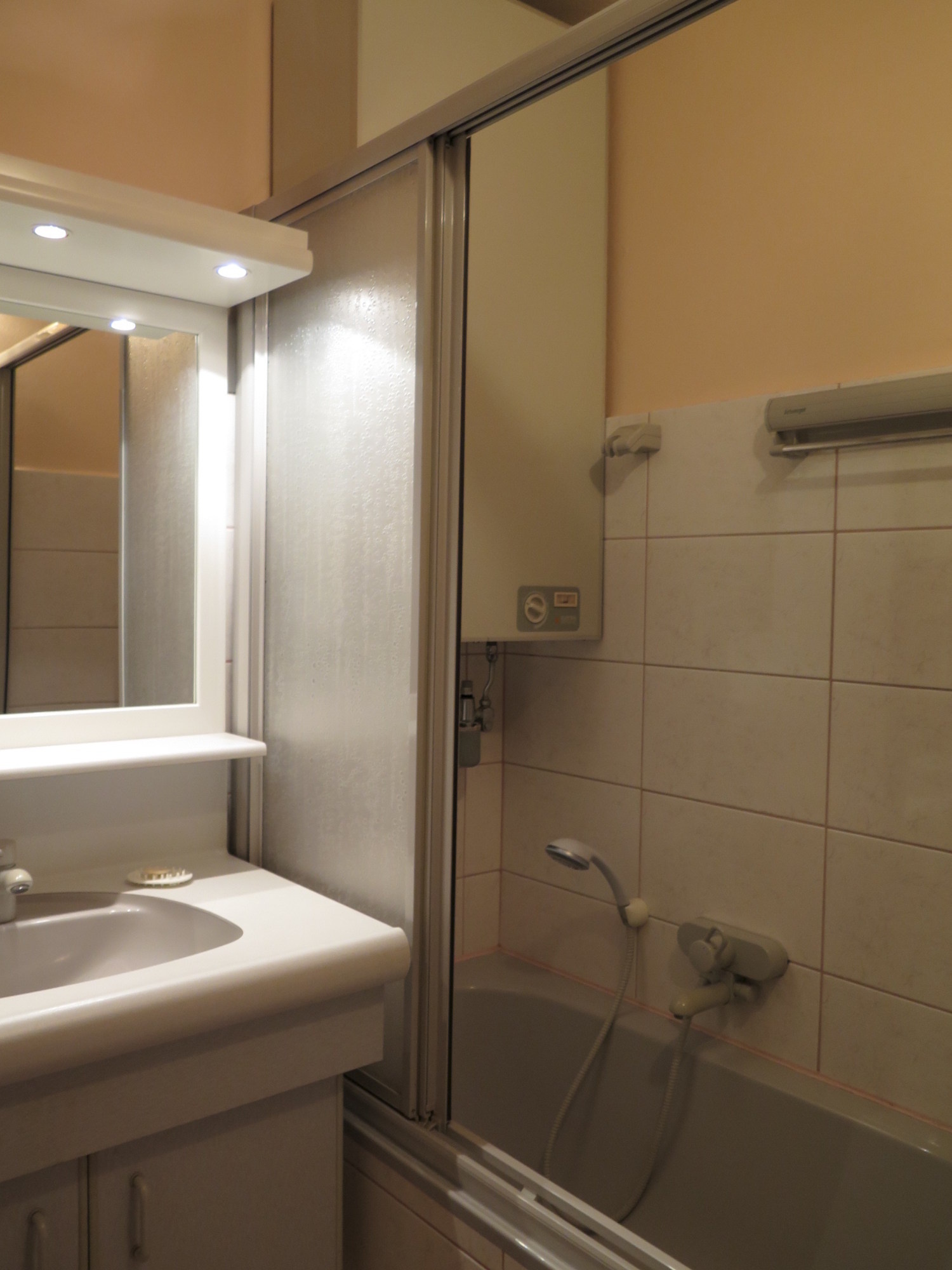 Tube/shower with hot water boiler