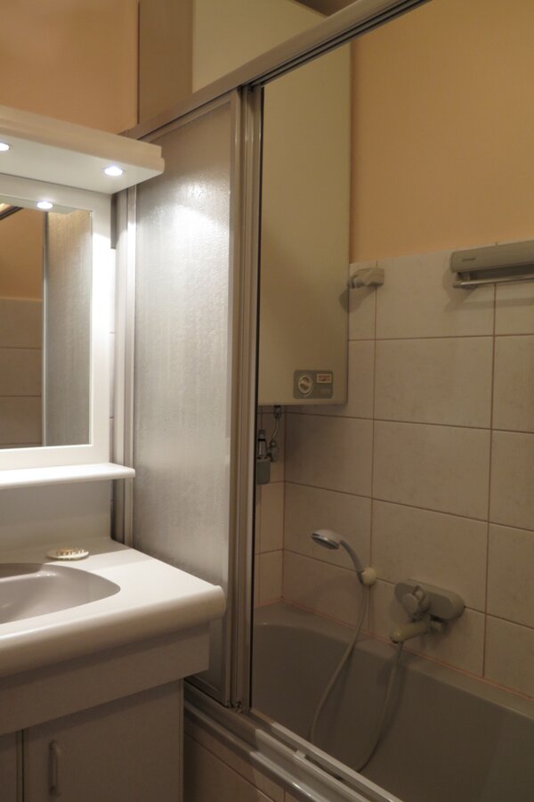 Tube/shower with hot water boiler