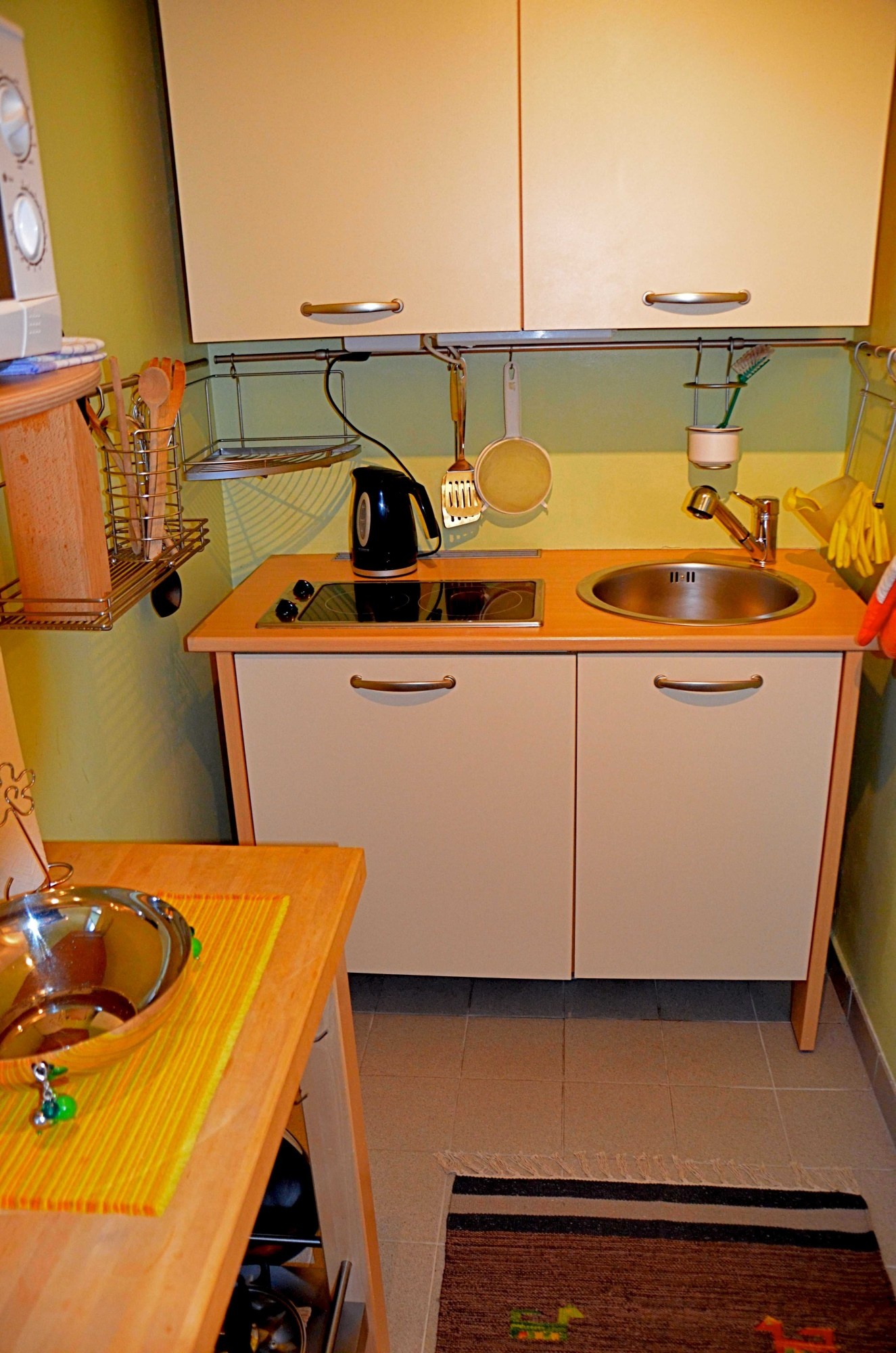 kitchenett with ceran cooking, fridge | © lausecker