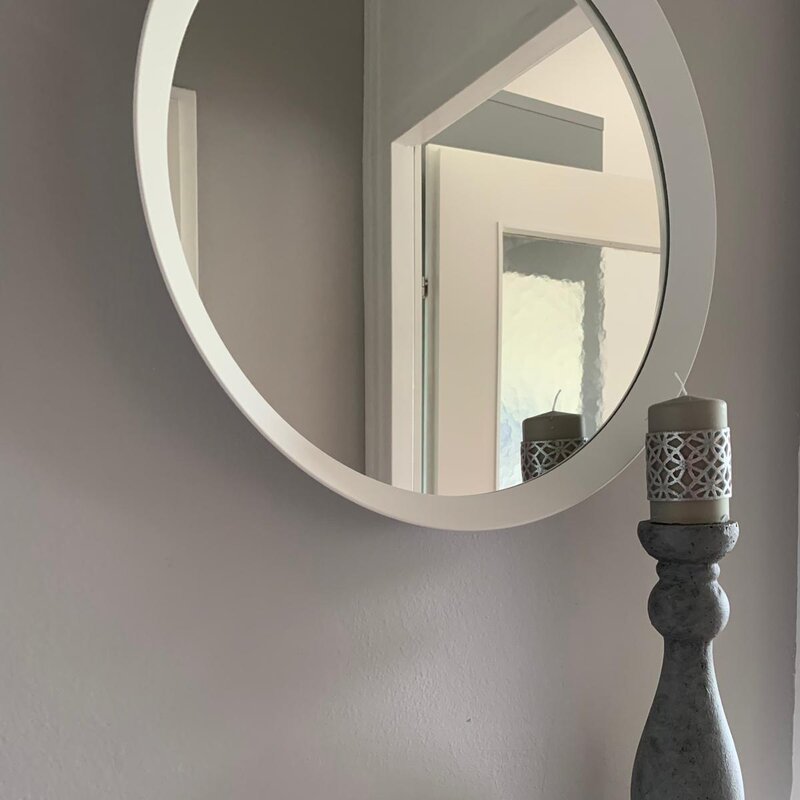 kleiner Vorraum, Garderobehaken an der Eingangstüre, Schuhregal