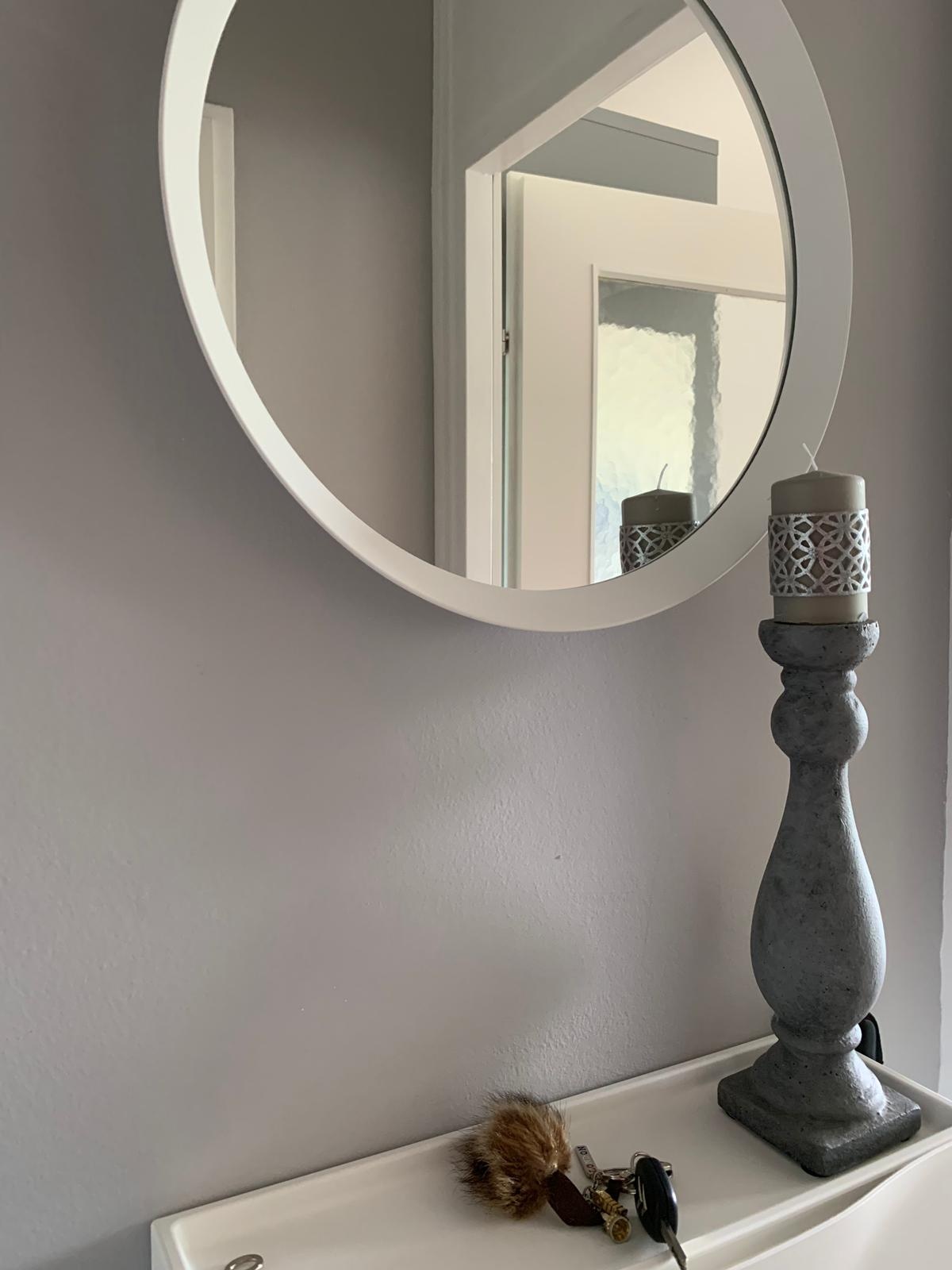 kleiner Vorraum, Garderobehaken an der Eingangstüre, Schuhregal