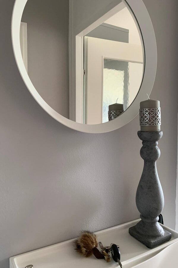 kleiner Vorraum, Garderobehaken an der Eingangstüre, Schuhregal