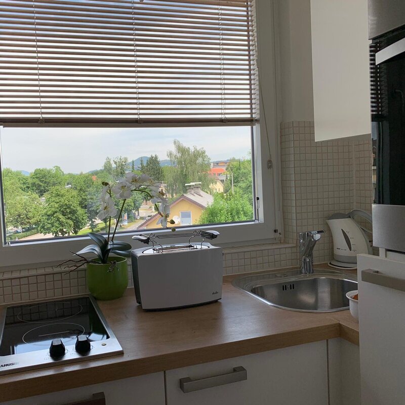 kleine, abgeschlossene Küche mit Kochfeld, Backrohr, Kühlschrank, Nespressomaschine, Wasserkocher und div. Geschirr