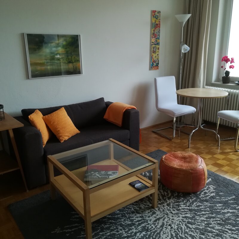 Wohnraum mit Sitzgelegenheit, Tisch Hocker, runder Tisch mit 2 Stühlen