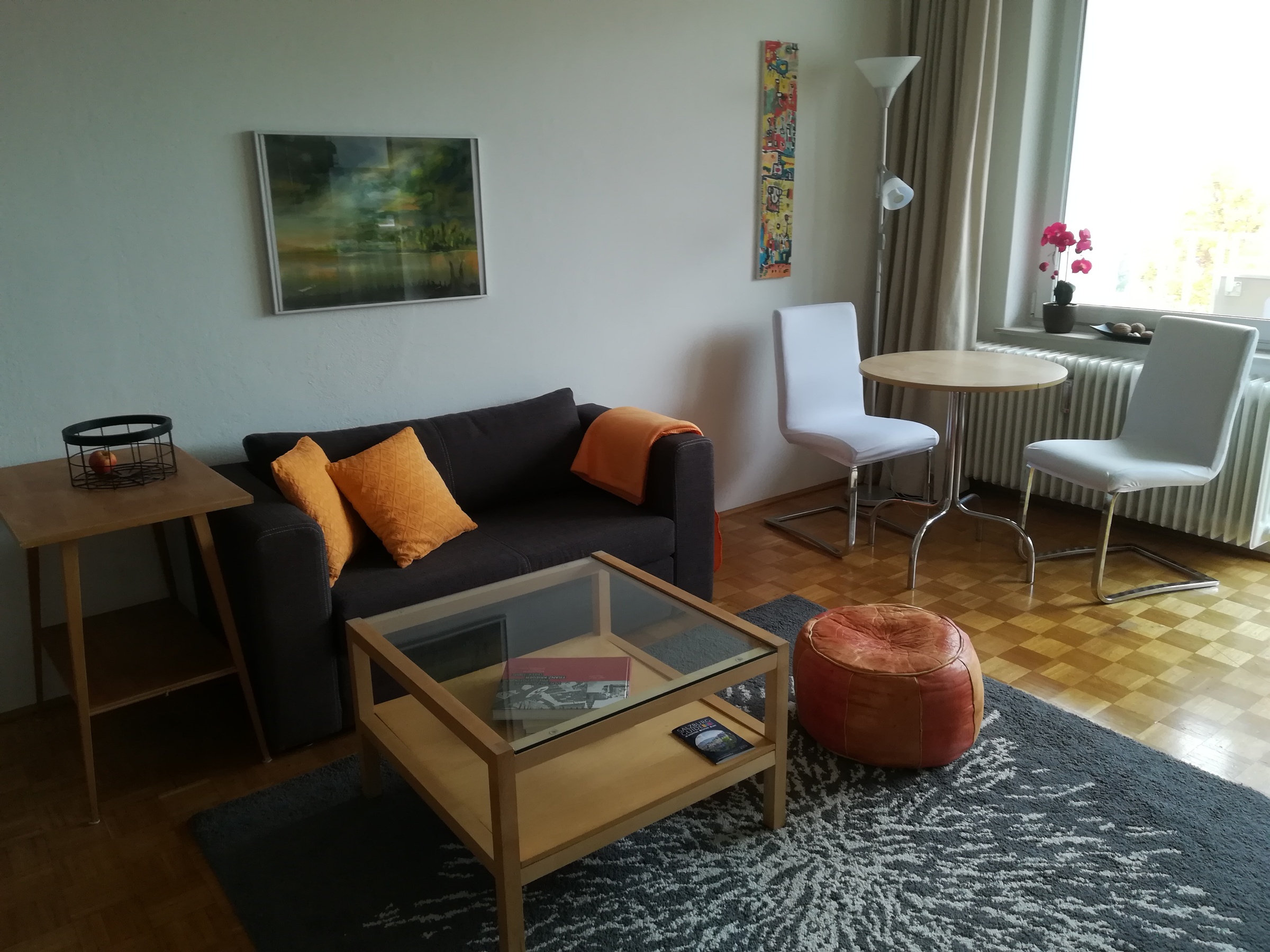 Wohnraum mit Sitzgelegenheit, Tisch Hocker, runder Tisch mit 2 Stühlen