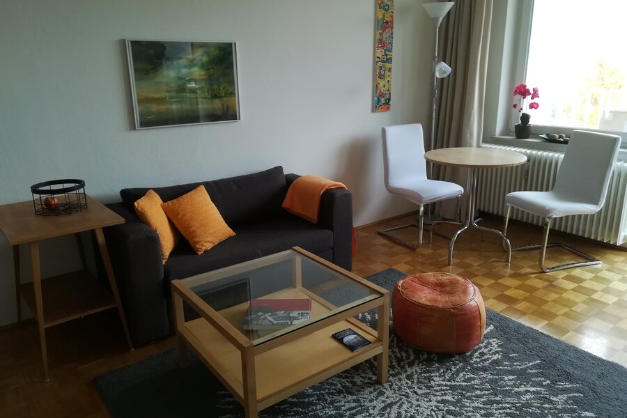 Wohnraum mit Sitzgelegenheit, Tisch Hocker, runder Tisch mit 2 Stühlen