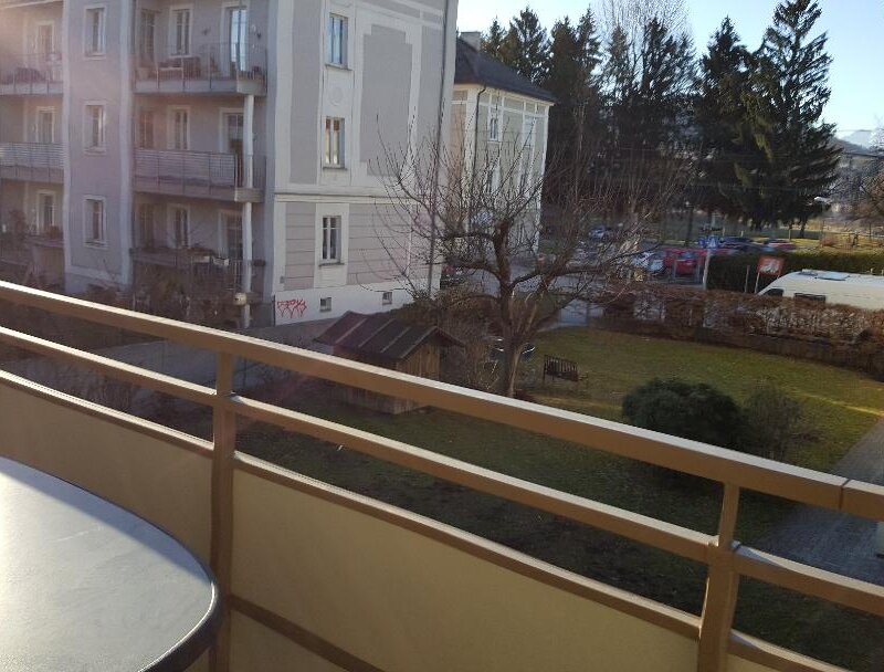 10m2 Balkon mit Tisch und Sesseln