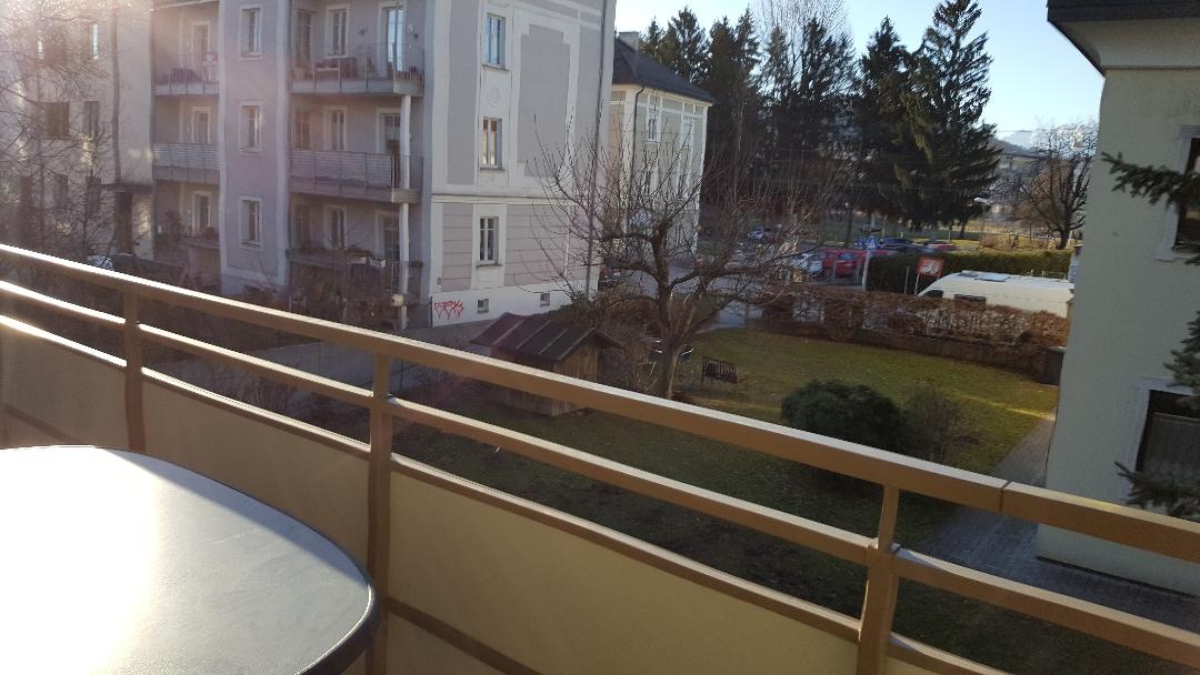 10m2 Balkon mit Tisch und Sesseln