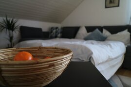 gemütliches Wohnzimmer zum Plaudern, aber auch mit zusätzlicher Schlafmöglichkeit