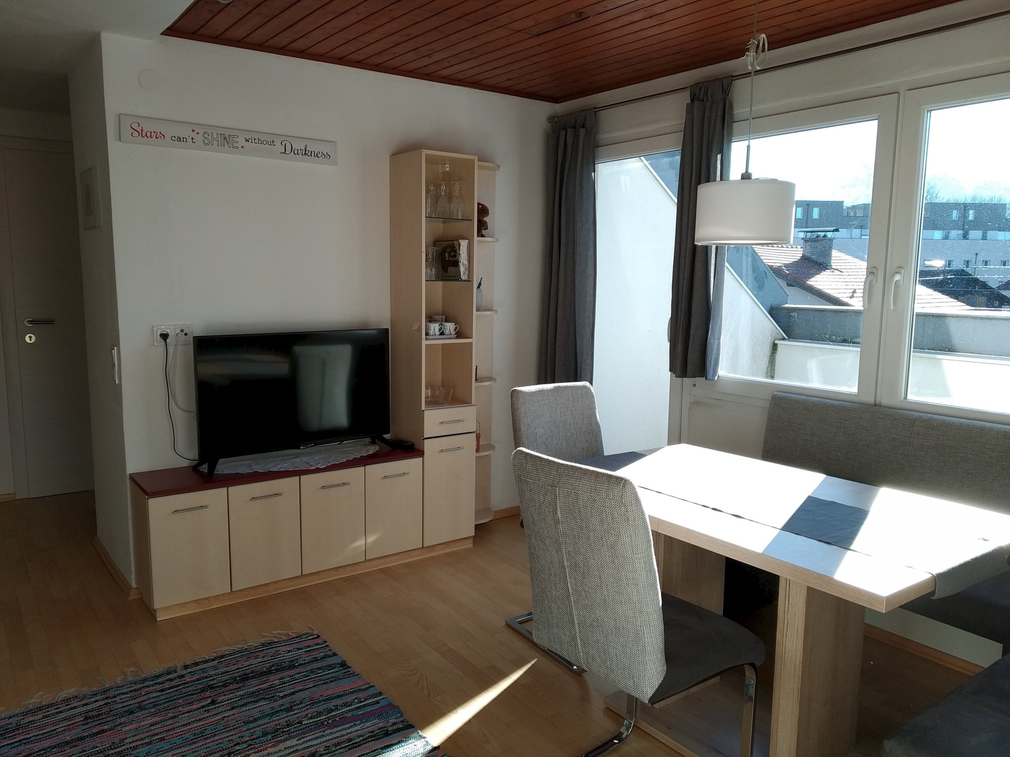 the dining table offers space for 6 persons and can be enlarged