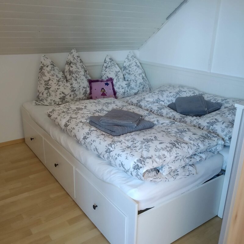 alcove with double bed, in front of it a sliding wall