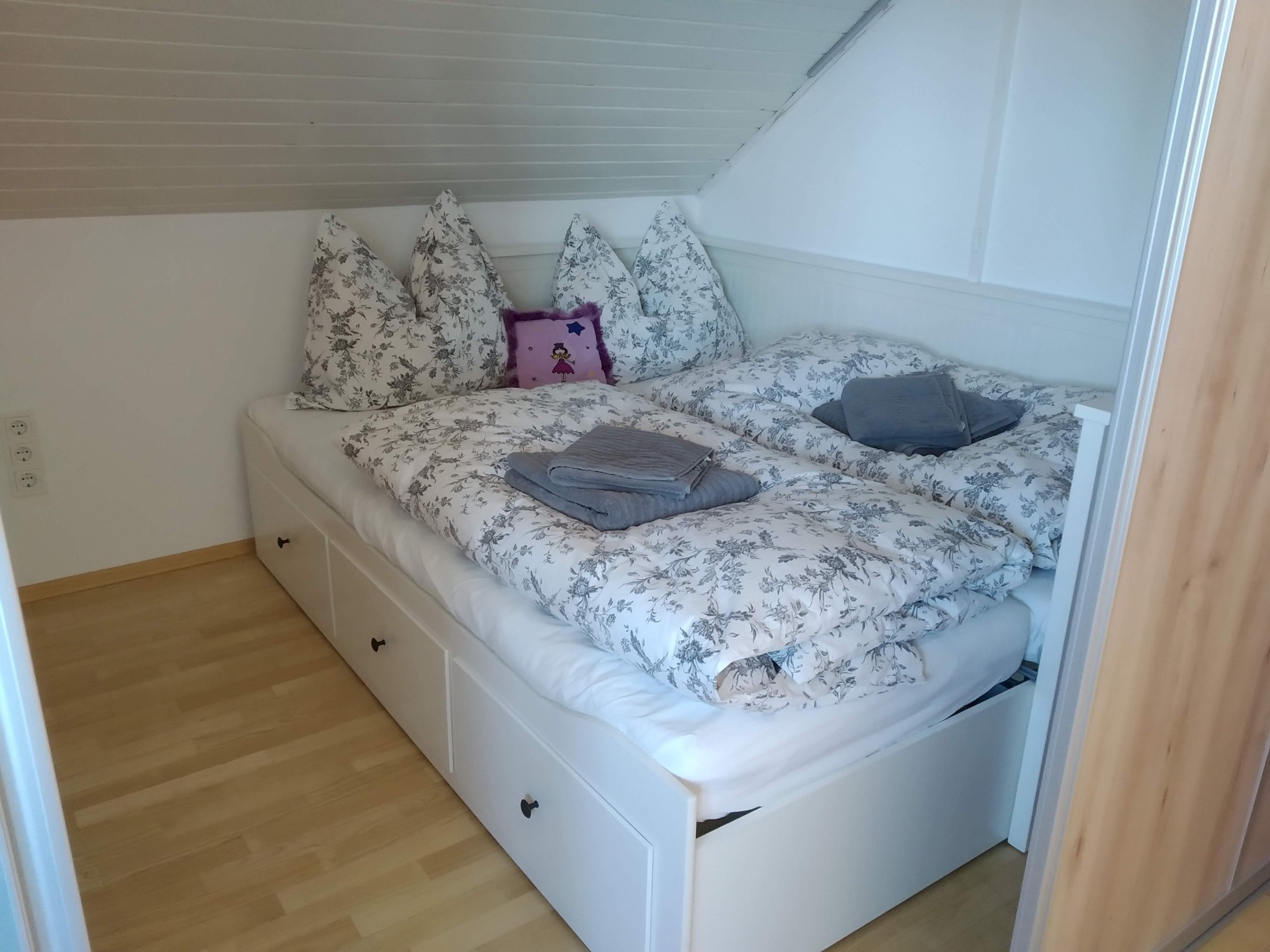 alcove with double bed, in front of it a sliding wall