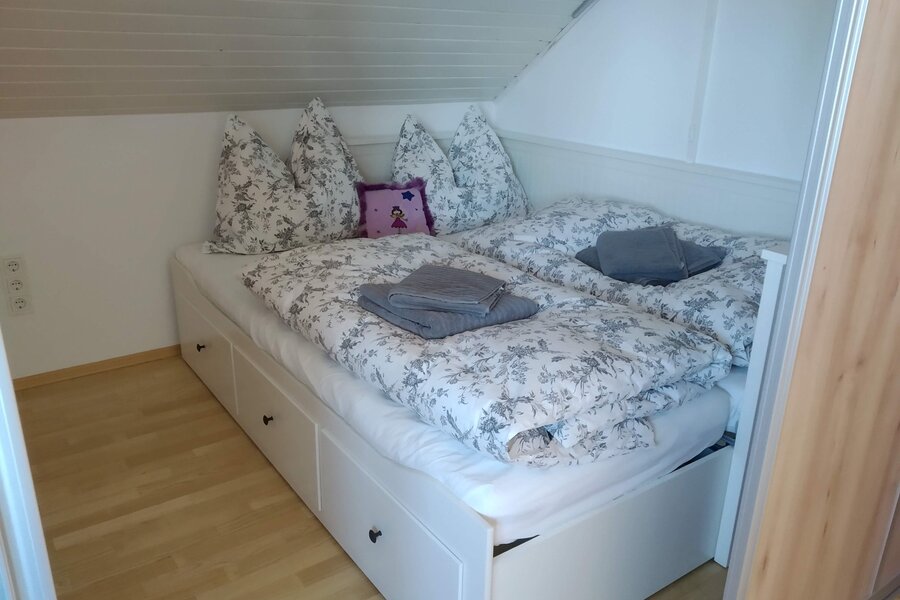 alcove with double bed, in front of it a sliding wall