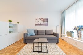 Wohnraum mit Ausgang auf den Balkon