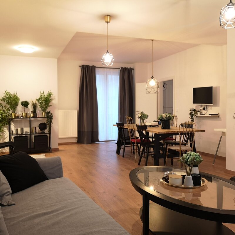 living room with cosy sitting area and a big dining table 