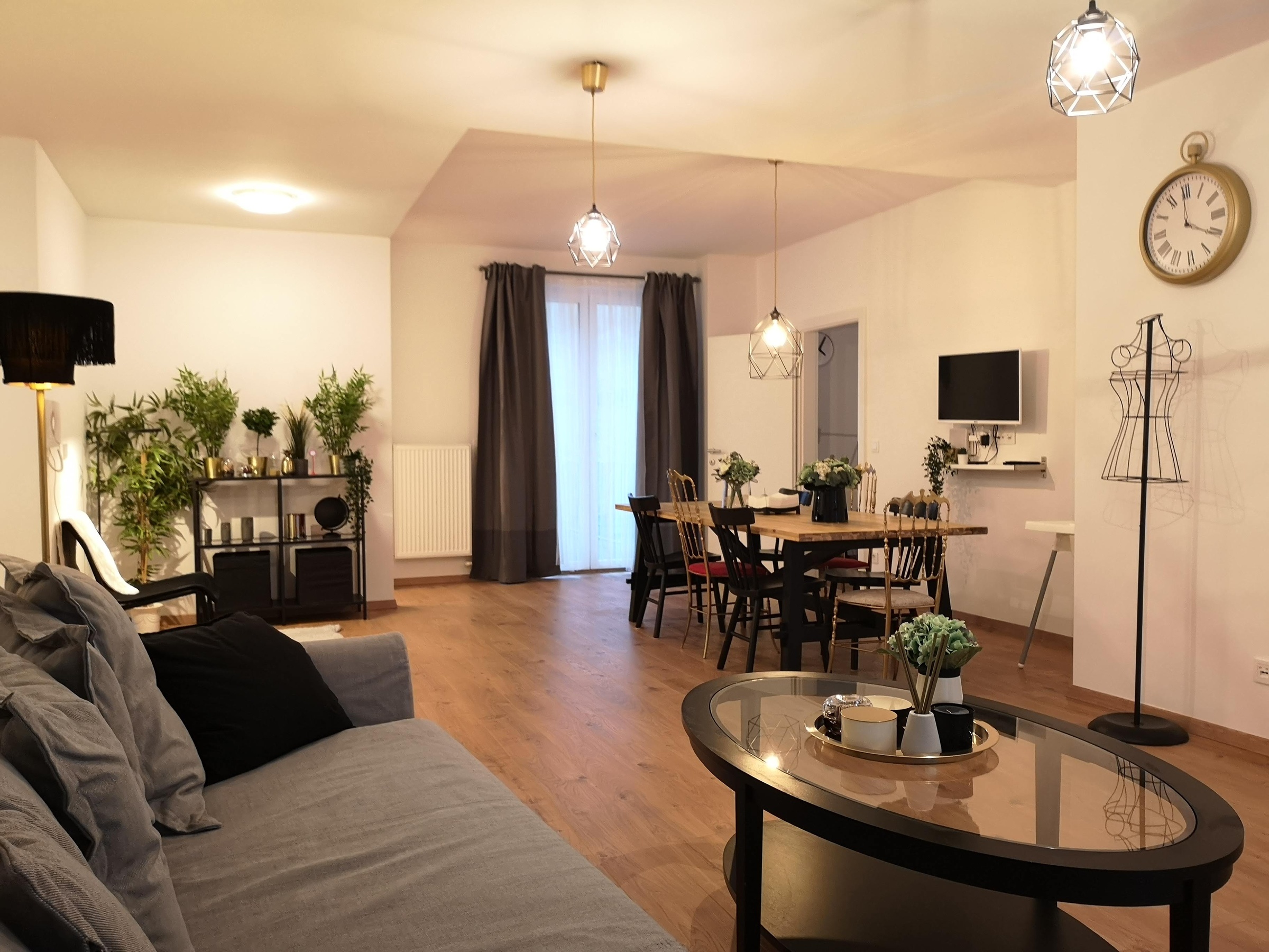living room with cosy sitting area and a big dining table 