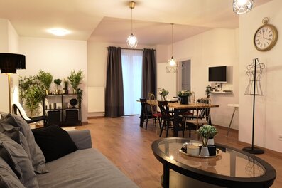 living room with cosy sitting area and a big dining table 