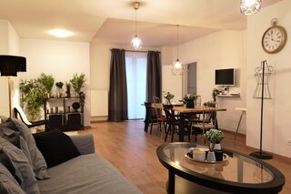 living room with cosy sitting area and a big dining table 
