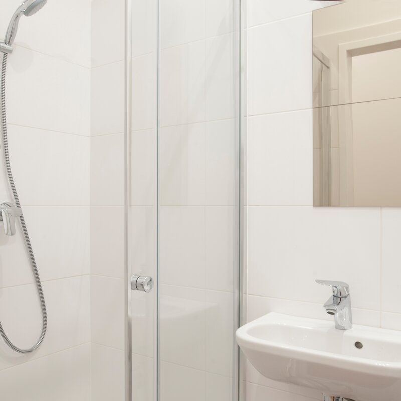 Shower, toilet, 1 washing place