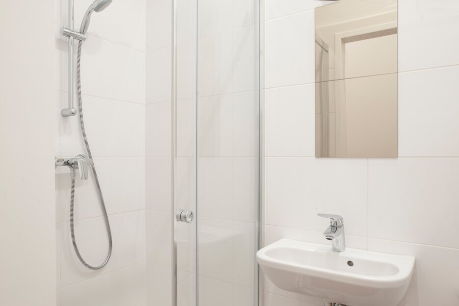 Shower, toilet, 1 washing place