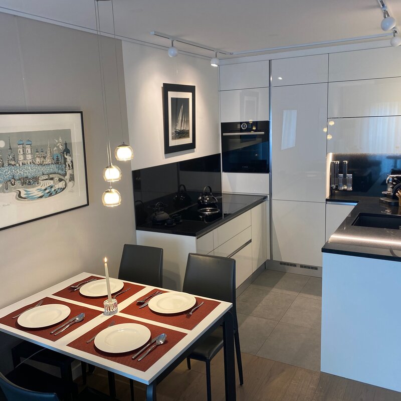 extendable table and modern kitchen | © RN