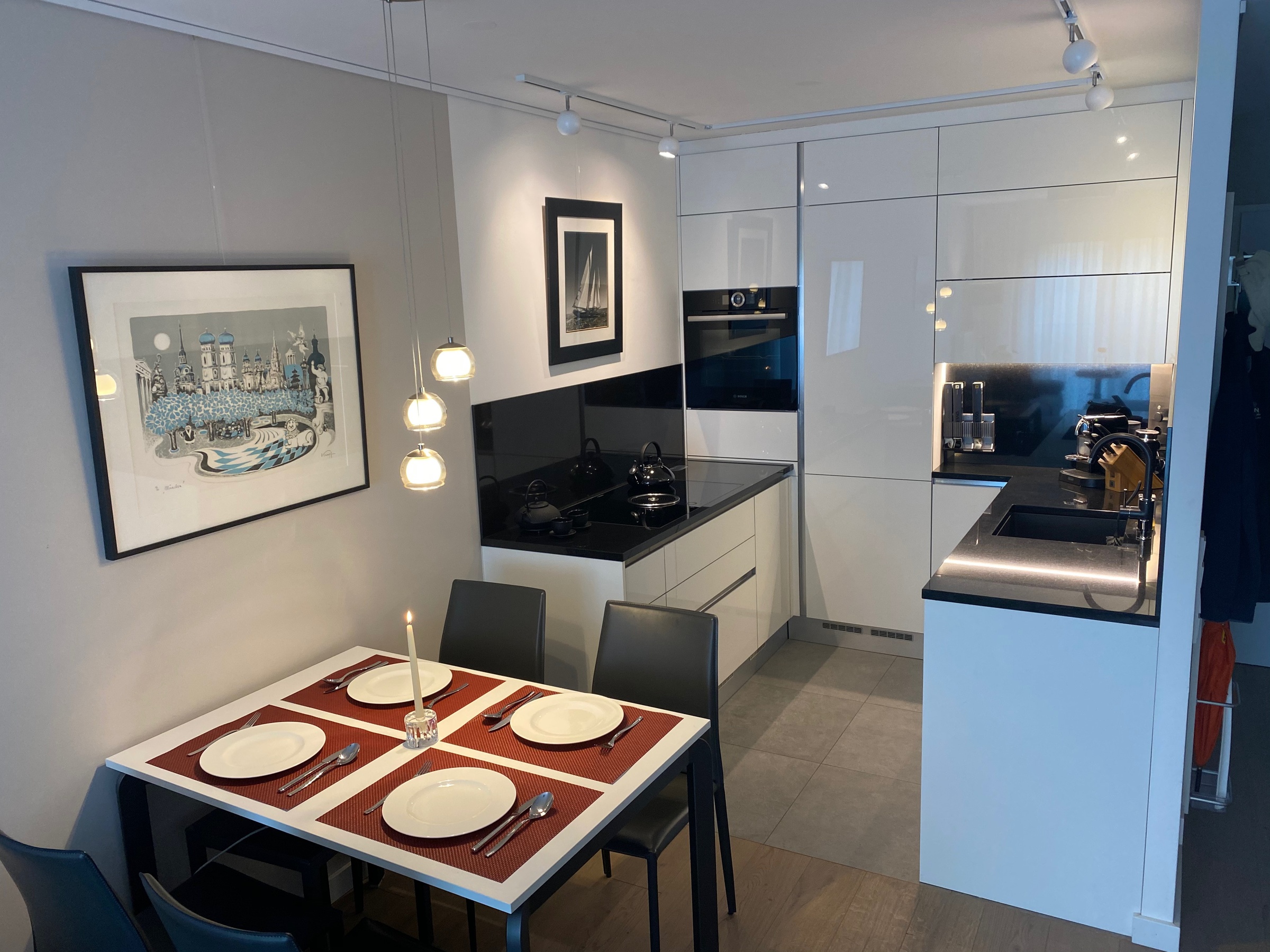 extendable table and modern kitchen | © RN