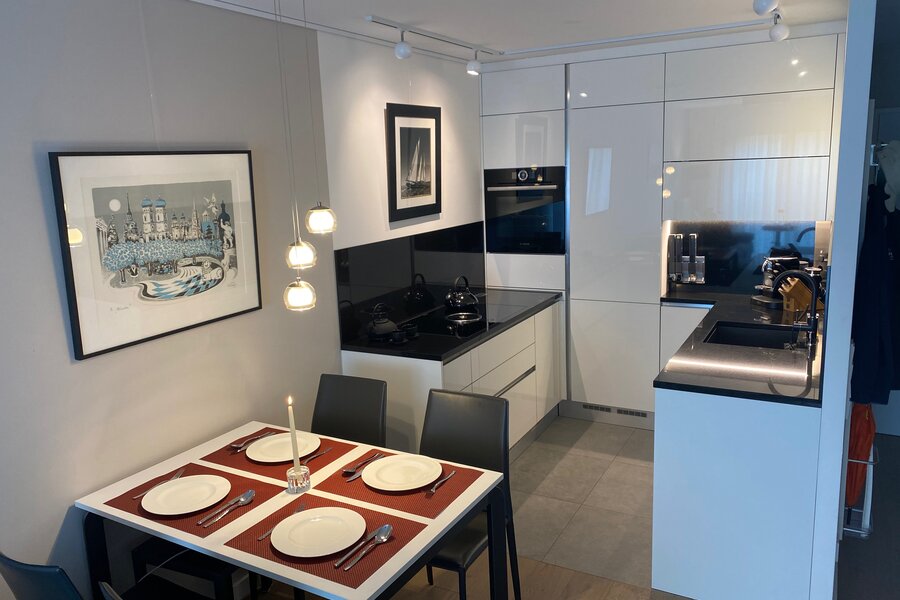 extendable table and modern kitchen | © RN