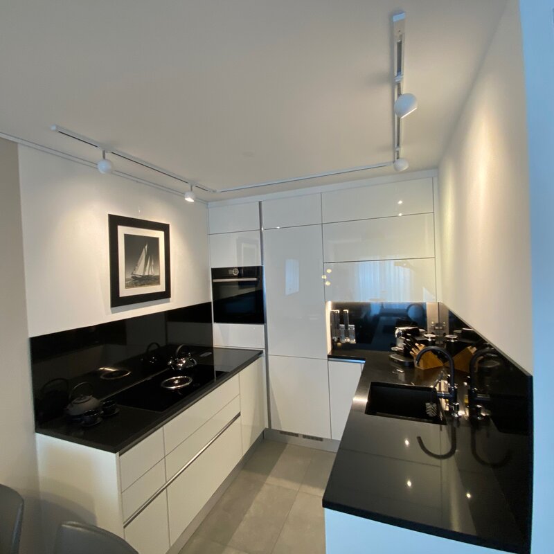 Steamer, modern oven, fridge and freezer | © RN