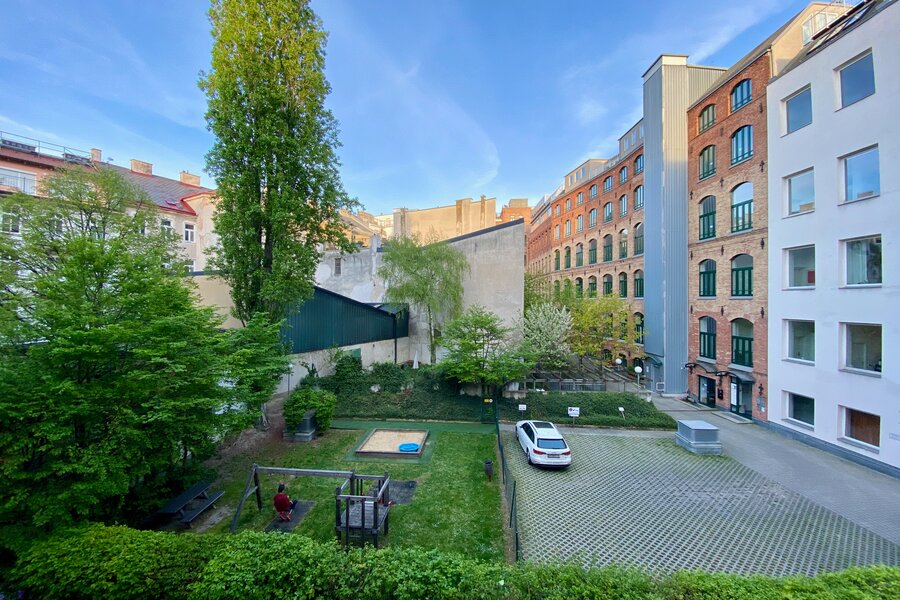 into a quiet, green yard | © RN