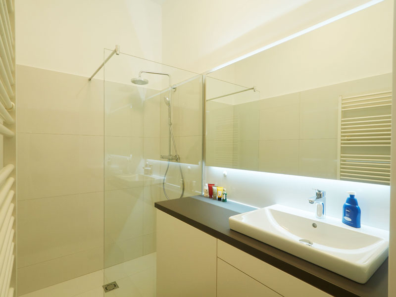 Badezimmer mit begehbarer Dusche