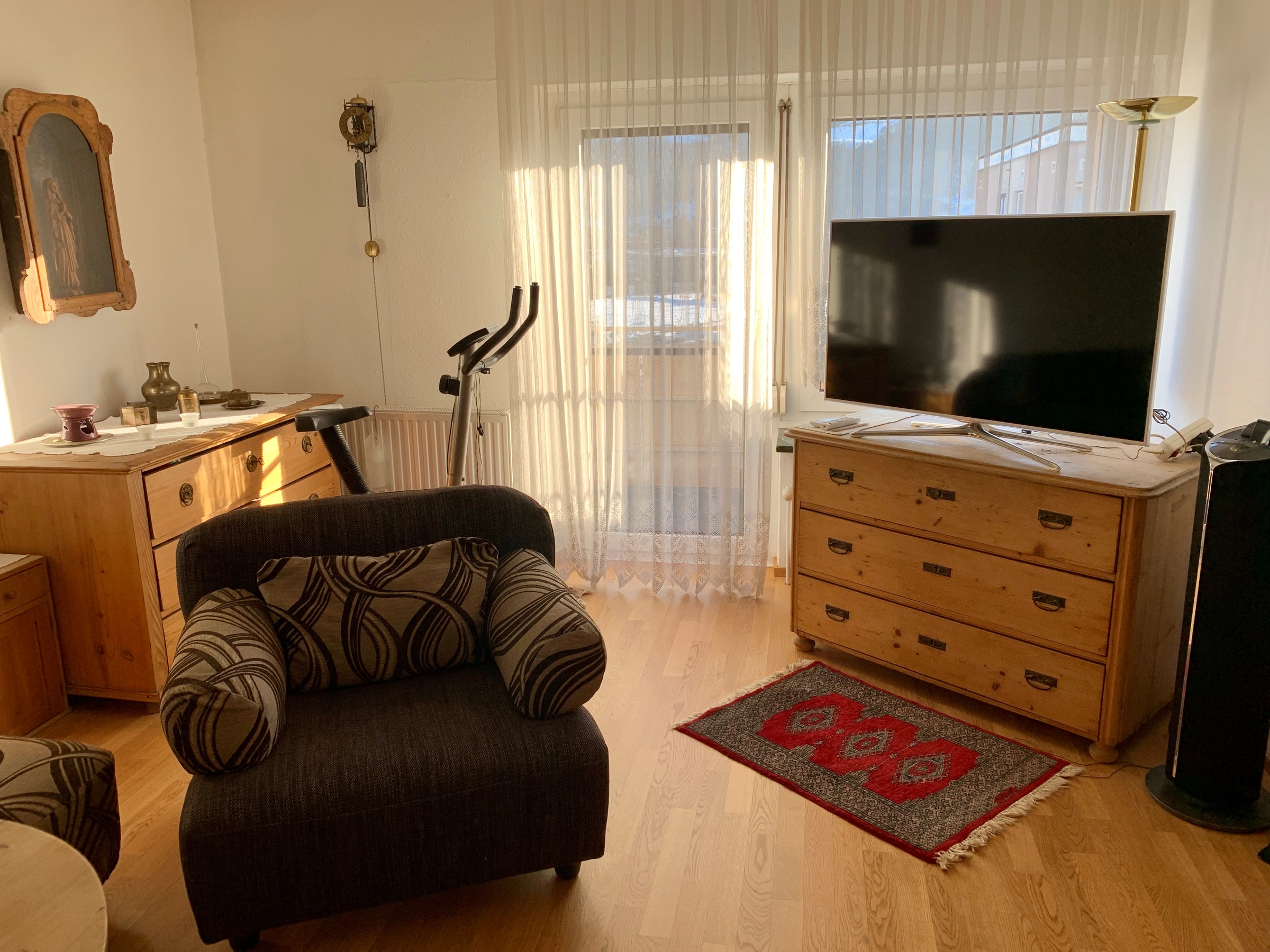 Livingroom with Hometrainer an Flat TV