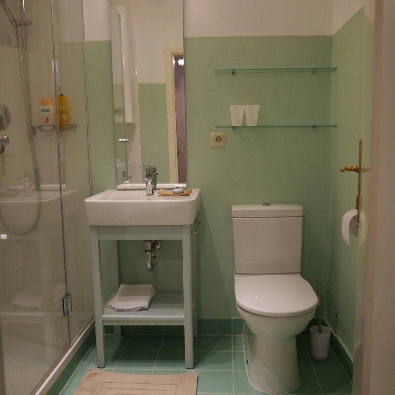 Mit Dusche und WC