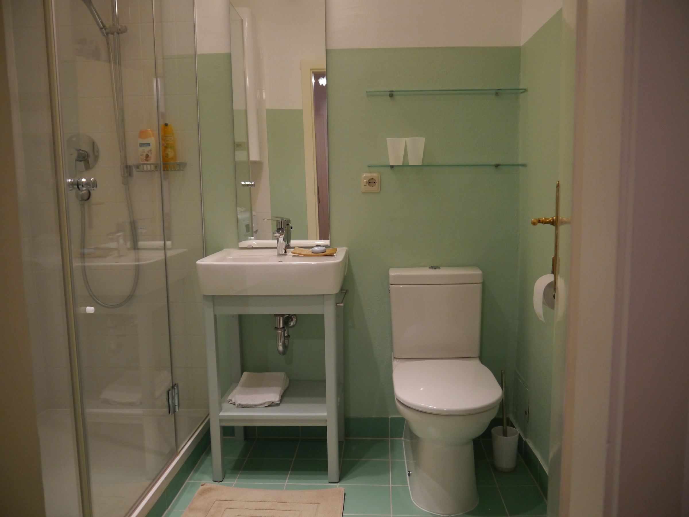 Mit Dusche und WC