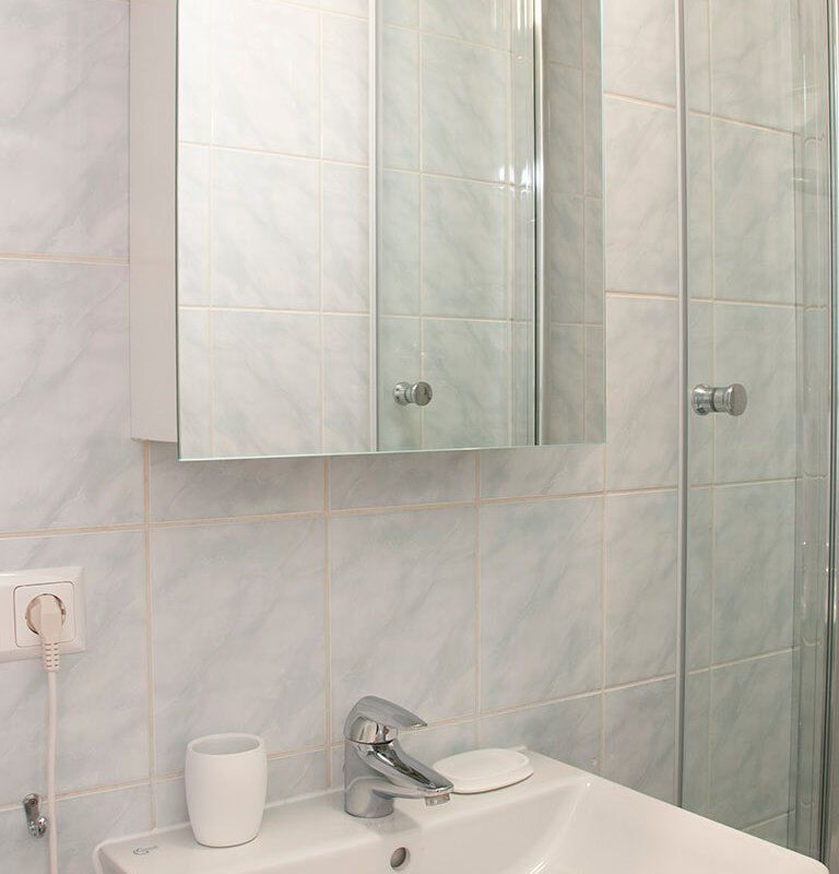 Bathroom, washstand+mirror cabinet | © Sleep-Inn